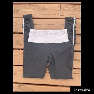 Lululemon size 6 ruched bottom Leggings with light pink band